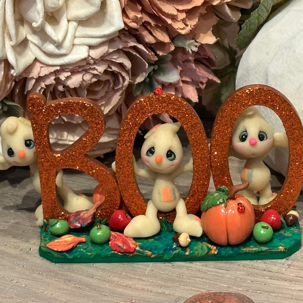 Glow-in-the-Dark Ghost Figurines with Boo Sign - Picture 1 of 3